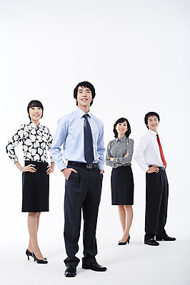 포토 JPG 스튜디오촬영 전신 여자 남자 허리손 포즈 비즈니스 모션 협력 실내 서기 미소 웃음 사람 동양인 정장 여러명 20대 성인 비즈니스라이프 팔짱 한국인 직장인 비즈니스맨 비즈니스우먼 동료 리더 청년만 성인만 팀장 국내포토 직업 라이프스타일 옷 다수 관계 표정 인종 청년 내부 파일형식