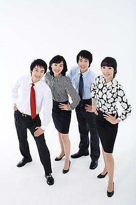 포토 JPG 스튜디오촬영 전신 여자 남자 허리손 포즈 비즈니스 모션 협력 실내 서기 미소 웃음 사람 동양인 정장 여러명 20대 성인 비즈니스라이프 하이앵글 한국인 직장인 비즈니스맨 비즈니스우먼 동료 청년만 성인만 국내포토 직업 라이프스타일 옷 뷰포인트 다수 관계 표정 인종 청년 내부 파일형식