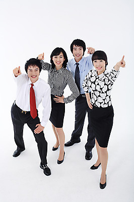 포토 JPG 스튜디오촬영 전신 응시 여자 남자 허리손 포즈 비즈니스 모션 협력 실내 서기 미소 웃음 사람 동양인 정장 손짓 여러명 20대 성인 비즈니스라이프 하이앵글 한국인 가리킴 직장인 비즈니스맨 비즈니스우먼 동료 청년만 성인만 국내포토 직업 라이프스타일 시선 옷 뷰포인트 다수 관계 표정 인종 청년 내부 파일형식