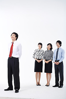 포토 JPG 스튜디오촬영 전신 여자 남자 포즈 비즈니스 모션 협력 실내 서기 미소 웃음 사람 동양인 정장 여러명 20대 성인 비즈니스라이프 한국인 직장인 비즈니스맨 비즈니스우먼 동료 리더 청년만 성인만 팀장 국내포토 직업 라이프스타일 옷 다수 관계 표정 인종 청년 내부 파일형식