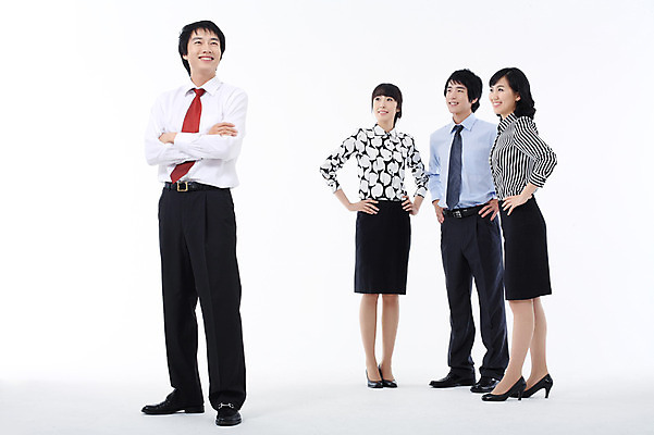 포토 JPG 스튜디오촬영 전신 여자 남자 허리손 포즈 비즈니스 모션 협력 실내 서기 미소 웃음 사람 동양인 정장 여러명 20대 성인 비즈니스라이프 팔짱 한국인 직장인 비즈니스맨 비즈니스우먼 동료 리더 청년만 성인만 팀장 국내포토 직업 라이프스타일 옷 다수 관계 표정 인종 청년 내부 파일형식