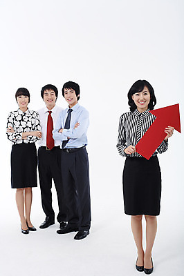 포토 JPG 스튜디오촬영 전신 여자 남자 화살표 포즈 비즈니스 모션 협력 실내 서기 미소 웃음 사람 동양인 정장 여러명 20대 성인 비즈니스라이프 한국인 성장 직장인 비즈니스맨 비즈니스우먼 동료 리더 상승 청년만 성인만 팀장 국내포토 직업 라이프스타일 옷 다수 컨셉 관계 표정 인종 청년 내부 파일형식