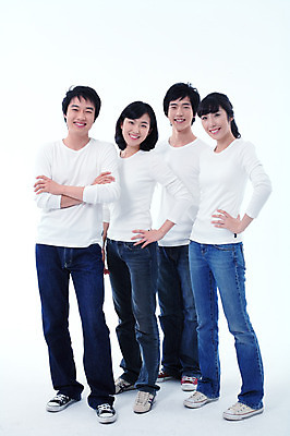 포토 JPG 스튜디오촬영 전신 학생 여자 남자 대학생 허리손 포즈 운동화 모션 실내 서기 미소 웃음 사람 동양인 여러명 20대 청년 성인 캐주얼 친구 팔짱 한국인 청바지 동창 청년만 성인만 국내포토 옷 다수 신발 바지 관계 표정 인종 내부 파일형식