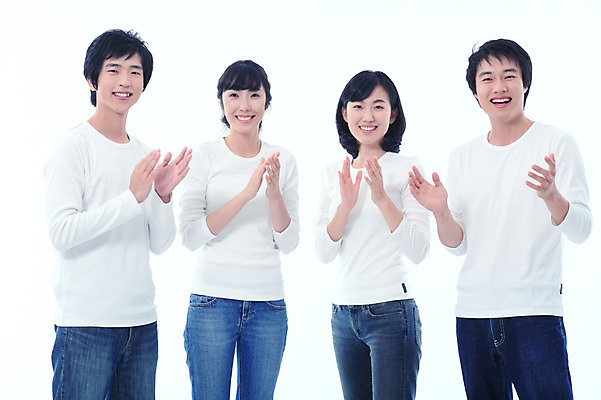 포토 JPG 스튜디오촬영 학생 여자 남자 대학생 포즈 운동화 모션 실내 미소 웃음 사람 동양인 손짓 여러명 상반신 20대 청년 성인 캐주얼 친구 한국인 청바지 박수 환영 동창 청년만 성인만 국내포토 옷 다수 신발 바지 관계 표정 인종 내부 파일형식