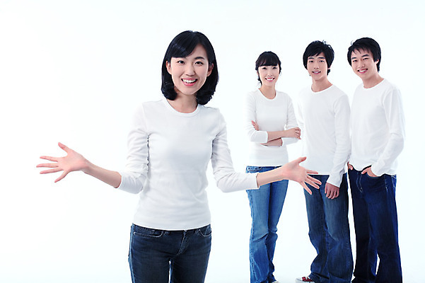 포토 JPG 스튜디오촬영 전신 학생 여자 남자 대학생 포즈 운동화 모션 실내 미소 웃음 사람 동양인 손짓 여러명 상반신 20대 청년 성인 캐주얼 친구 팔짱 한국인 청바지 동창 청년만 성인만 국내포토 옷 다수 신발 바지 관계 표정 인종 내부 파일형식