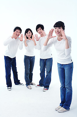 포토 JPG 스튜디오촬영 전신 학생 여자 남자 대학생 포즈 운동화 모션 실내 서기 미소 웃음 사람 동양인 손짓 여러명 20대 청년 성인 캐주얼 친구 외침 한국인 청바지 동창 청년만 성인만 국내포토 옷 다수 신발 바지 관계 표정 인종 내부 소리 파일형식