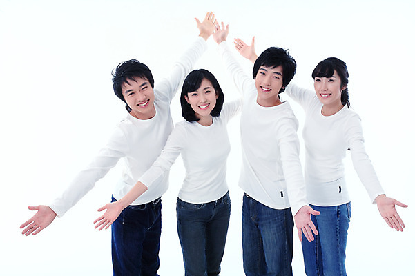 포토 JPG 스튜디오촬영 학생 여자 남자 대학생 포즈 운동화 모션 실내 서기 미소 웃음 사람 동양인 손짓 여러명 상반신 20대 청년 성인 캐주얼 친구 한국인 청바지 동창 청년만 성인만 국내포토 옷 다수 신발 바지 관계 표정 인종 내부 파일형식