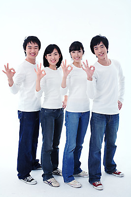 포토 JPG 스튜디오촬영 전신 학생 여자 남자 대학생 포즈 운동화 모션 실내 서기 미소 웃음 사람 동양인 손짓 여러명 20대 청년 성인 캐주얼 친구 한국인 청바지 OK 동창 청년만 성인만 국내포토 옷 다수 신발 바지 관계 표정 인종 내부 파일형식
