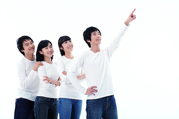 포토 JPG 스튜디오촬영 학생 응시 여자 남자 대학생 포즈 운동화 모션 실내 서기 미소 웃음 사람 동양인 손짓 여러명 상반신 20대 청년 성인 캐주얼 친구 한국인 청바지 가리킴 동창 청년만 성인만 국내포토 시선 옷 다수 신발 바지 관계 표정 인종 내부 파일형식