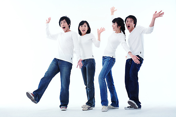 포토 JPG 스튜디오촬영 전신 학생 여자 남자 대학생 포즈 운동화 모션 실내 표정 서기 사람 동양인 손짓 여러명 20대 청년 성인 캐주얼 친구 놀람 한국인 청바지 동창 청년만 성인만 국내포토 옷 감정 다수 신발 바지 관계 인종 내부 파일형식