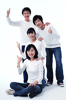 포토 JPG 스튜디오촬영 학생 여자 남자 대학생 포즈 운동화 모션 실내 사람 동양인 여러명 20대 청년 성인 캐주얼 친구 한국인 청바지 동창 청년만 성인만 국내포토 옷 다수 신발 바지 관계 인종 내부 파일형식