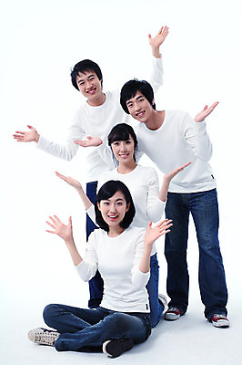 포토 JPG 스튜디오촬영 전신 학생 여자 남자 대학생 포즈 운동화 모션 실내 서기 미소 웃음 사람 앉기 동양인 손짓 여러명 상반신 20대 청년 성인 캐주얼 친구 한국인 청바지 동창 청년만 성인만 국내포토 옷 다수 신발 바지 관계 표정 인종 내부 파일형식