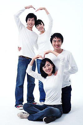 포토 JPG 스튜디오촬영 전신 학생 여자 남자 대학생 포즈 운동화 모션 실내 서기 미소 웃음 사람 앉기 동양인 손짓 여러명 상반신 20대 청년 성인 캐주얼 친구 한국인 청바지 하트 동창 청년만 성인만 국내포토 모양 옷 다수 신발 바지 관계 표정 인종 내부 파일형식