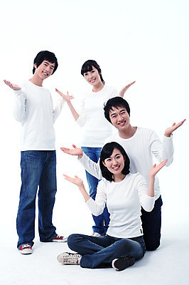 포토 JPG 스튜디오촬영 전신 학생 여자 남자 대학생 포즈 운동화 모션 실내 서기 미소 웃음 사람 앉기 동양인 손짓 여러명 상반신 20대 청년 성인 캐주얼 친구 한국인 청바지 동창 청년만 성인만 국내포토 옷 다수 신발 바지 관계 표정 인종 내부 파일형식