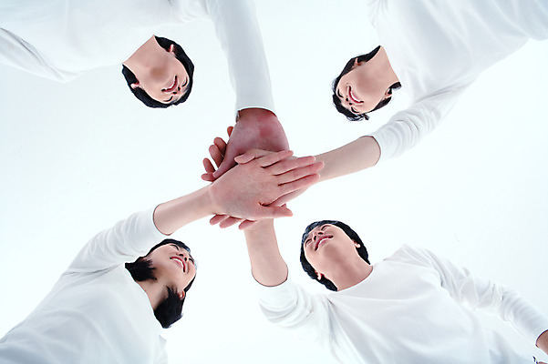 포토 JPG 스튜디오촬영 학생 손 여자 남자 대학생 로우앵글 포즈 운동화 모션 협력 실내 미소 웃음 사람 동양인 여러명 상반신 20대 청년 성인 캐주얼 친구 파이팅 한국인 청바지 동창 청년만 성인만 국내포토 옷 뷰포인트 다수 신발 바지 관계 표정 인종 내부 신체부위 파일형식