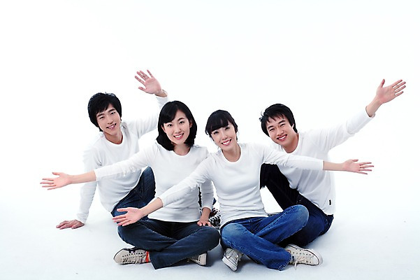 포토 JPG 스튜디오촬영 전신 학생 여자 남자 대학생 포즈 운동화 모션 실내 미소 웃음 사람 앉기 동양인 손짓 여러명 상반신 20대 청년 성인 캐주얼 친구 한국인 청바지 동창 청년만 성인만 국내포토 옷 다수 신발 바지 관계 표정 인종 내부 파일형식