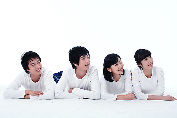 포토 JPG 스튜디오촬영 학생 응시 여자 남자 엎드리기 대학생 포즈 운동화 모션 실내 미소 웃음 사람 동양인 여러명 상반신 20대 청년 성인 캐주얼 친구 한국인 청바지 동창 청년만 성인만 국내포토 시선 옷 다수 신발 바지 관계 표정 인종 내부 파일형식