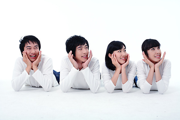 포토 JPG 스튜디오촬영 학생 여자 남자 엎드리기 대학생 포즈 운동화 모션 실내 미소 웃음 사람 동양인 여러명 상반신 20대 청년 성인 캐주얼 친구 턱괴기 한국인 청바지 동창 청년만 성인만 국내포토 옷 다수 신발 바지 관계 표정 인종 내부 파일형식