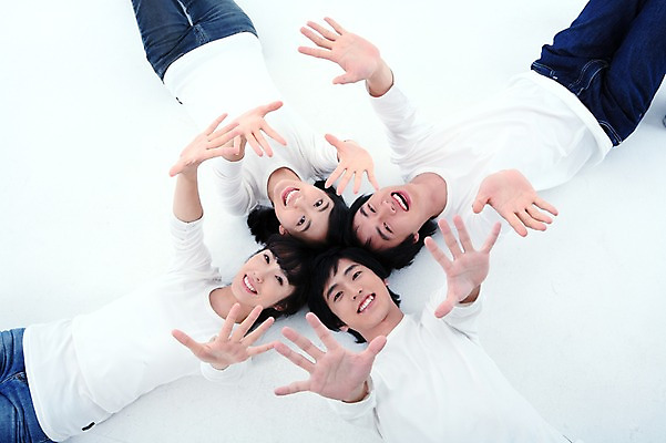 포토 JPG 스튜디오촬영 학생 여자 남자 대학생 포즈 운동화 모션 실내 미소 웃음 사람 동양인 여러명 상반신 20대 청년 성인 캐주얼 친구 하이앵글 눕기 한국인 청바지 동창 청년만 성인만 국내포토 옷 뷰포인트 다수 신발 바지 관계 표정 인종 내부 파일형식