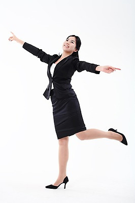 포토 JPG 스튜디오촬영 전신 여자 포즈 비즈니스 모션 실내 한명 미소 웃음 사람 동양인 정장 손짓 20대 성인 한국인 직장인 비즈니스우먼 여자만 여자한명만 성인여자만 청년만 청년여자만 성인한명만 청년여자한명만 성인여자한명만 성인만 국내포토 직업 1 옷 표정 인종 청년 내부 파일형식