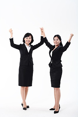 포토 JPG 스튜디오촬영 전신 여자 포즈 비즈니스 모션 실내 서기 미소 웃음 사람 동양인 정장 20대 성인 두명 손들기 파이팅 만세 한국인 직장인 비즈니스우먼 동료 여자만 성인여자만 청년만 청년여자만 성인만 국내포토 직업 옷 관계 표정 인종 청년 내부 파일형식