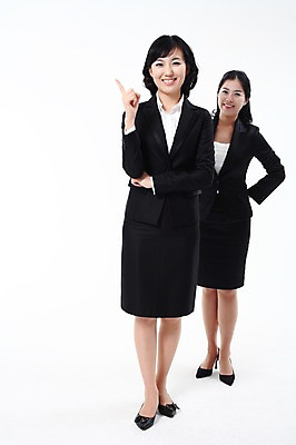 포토 JPG 스튜디오촬영 전신 여자 허리손 포즈 비즈니스 모션 실내 서기 미소 웃음 사람 동양인 정장 손짓 20대 성인 두명 한국인 직장인 비즈니스우먼 동료 뒷짐 여자만 성인여자만 청년만 청년여자만 성인만 국내포토 직업 옷 관계 표정 인종 청년 내부 파일형식