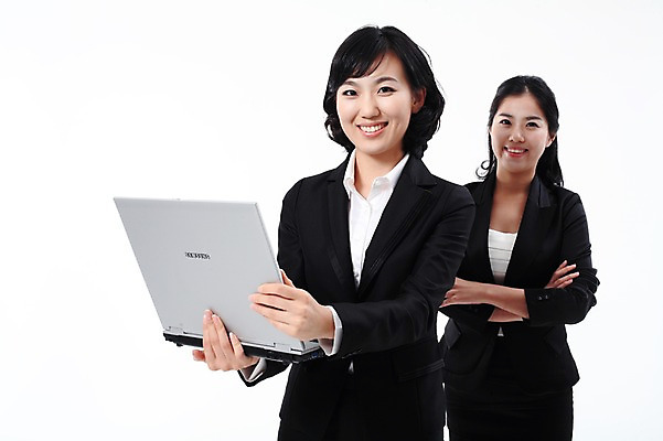 포토 JPG 스튜디오촬영 여자 포즈 비즈니스 모션 실내 서기 미소 웃음 들기 사람 동양인 정장 상반신 20대 성인 두명 노트북 컴퓨터 팔짱 한국인 직장인 비즈니스우먼 동료 여자만 성인여자만 청년만 청년여자만 성인만 국내포토 직업 옷 관계 표정 인종 청년 내부 전자제품 파일형식