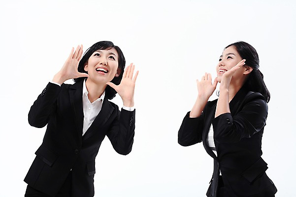 포토 JPG 스튜디오촬영 여자 포즈 비즈니스 모션 실내 미소 웃음 사람 동양인 정장 손짓 상반신 20대 성인 두명 옆모습 외침 한국인 직장인 비즈니스우먼 동료 여자만 성인여자만 청년만 청년여자만 성인만 국내포토 직업 옷 뷰포인트 관계 표정 인종 청년 내부 소리 파일형식