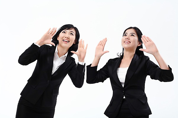 포토 JPG 스튜디오촬영 여자 포즈 비즈니스 모션 실내 서기 미소 웃음 사람 동양인 정장 손짓 상반신 20대 성인 두명 외침 한국인 직장인 비즈니스우먼 동료 여자만 성인여자만 청년만 청년여자만 성인만 국내포토 직업 옷 관계 표정 인종 청년 내부 소리 파일형식