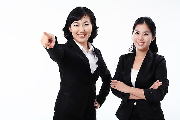 포토 JPG 스튜디오촬영 여자 허리손 포즈 비즈니스 모션 실내 서기 미소 웃음 사람 동양인 정장 손짓 상반신 20대 성인 두명 팔짱 한국인 가리킴 직장인 비즈니스우먼 동료 여자만 성인여자만 청년만 청년여자만 성인만 국내포토 직업 옷 관계 표정 인종 청년 내부 파일형식