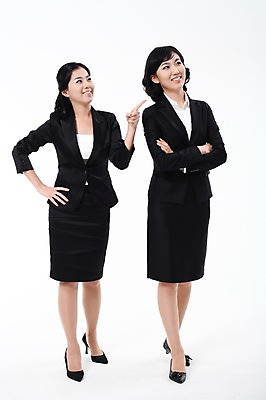 포토 JPG 스튜디오촬영 전신 응시 여자 허리손 포즈 비즈니스 모션 실내 서기 미소 웃음 사람 동양인 정장 손짓 20대 성인 두명 팔짱 한국인 가리킴 직장인 비즈니스우먼 동료 여자만 성인여자만 청년만 청년여자만 성인만 국내포토 직업 시선 옷 관계 표정 인종 청년 내부 파일형식