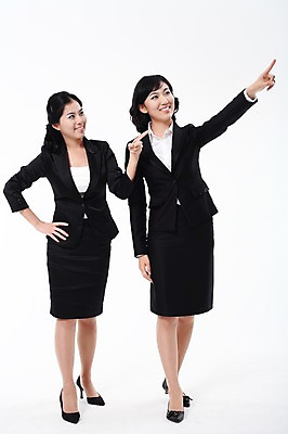 포토 JPG 스튜디오촬영 전신 응시 여자 허리손 포즈 비즈니스 모션 실내 서기 사람 동양인 정장 손짓 20대 성인 두명 한국인 가리킴 직장인 비즈니스우먼 동료 여자만 성인여자만 청년만 청년여자만 성인만 국내포토 직업 시선 옷 관계 인종 청년 내부 파일형식