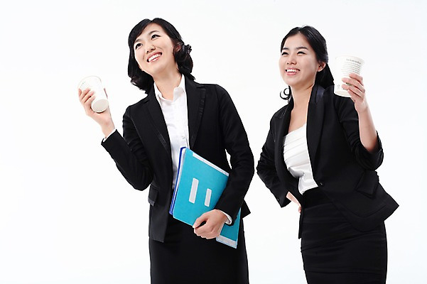 포토 JPG 스튜디오촬영 여자 커피 포즈 비즈니스 모션 티타임 휴식 실내 서기 미소 웃음 들기 사람 동양인 정장 상반신 20대 성인 두명 공책 한국인 마시기 직장인 비즈니스우먼 차 동료 파일 여자만 성인여자만 청년만 청년여자만 성인만 국내포토 직업 옷 음료 컨셉 관계 문구용품 표정 인종 청년 내부 파일형식