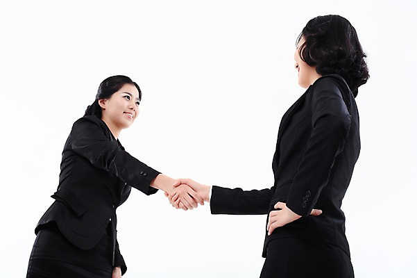 포토 JPG 스튜디오촬영 여자 로우앵글 허리손 포즈 비즈니스 모션 악수 실내 협상 미소 웃음 사람 동양인 정장 20대 성인 두명 한국인 직장인 비즈니스우먼 동료 여자만 성인여자만 청년만 청년여자만 성인만 국내포토 직업 옷 뷰포인트 관계 표정 인종 손짓 청년 내부 파일형식