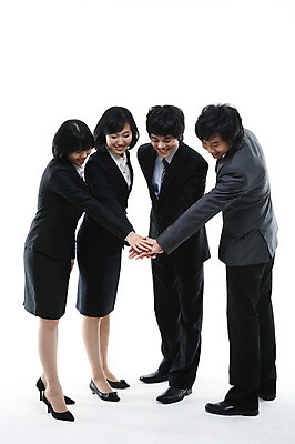 포토 JPG 스튜디오촬영 전신 여자 남자 포즈 비즈니스 모션 협력 실내 서기 미소 웃음 사람 동양인 정장 손짓 여러명 20대 성인 비즈니스라이프 파이팅 한국인 직장인 비즈니스맨 비즈니스우먼 동료 청년만 성인만 국내포토 직업 라이프스타일 옷 다수 관계 표정 인종 청년 내부 파일형식