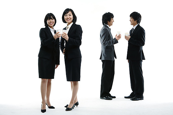포토 JPG 스튜디오촬영 전신 여자 남자 커피 포즈 비즈니스 모션 협력 티타임 휴식 실내 대화 서기 미소 웃음 사람 동양인 정장 여러명 20대 성인 컵 비즈니스라이프 한국인 마시기 직장인 비즈니스맨 비즈니스우먼 차 종이컵 동료 청년만 성인만 국내포토 직업 라이프스타일 식기 옷 음료 다수 컨셉 관계 표정 말하기 인종 청년 내부 일회용 파일형식