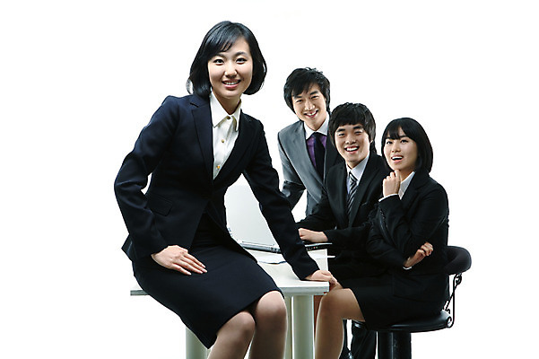 포토 JPG 스튜디오촬영 여자 남자 포즈 의자 비즈니스 모션 탁자 협력 실내 미소 웃음 사람 앉기 동양인 정장 여러명 상반신 20대 성인 비즈니스라이프 노트북 컴퓨터 한국인 직장인 비즈니스맨 비즈니스우먼 책상 동료 리더 청년만 성인만 팀장 국내포토 직업 라이프스타일 옷 가구 다수 관계 표정 인종 청년 내부 전자제품 파일형식