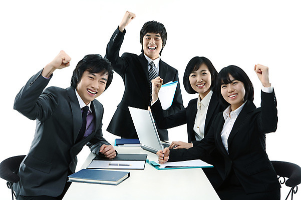 포토 JPG 스튜디오촬영 여자 남자 포즈 의자 비즈니스 모션 탁자 협력 실내 서기 미소 웃음 사람 앉기 동양인 정장 손짓 여러명 상반신 20대 성인 비즈니스라이프 노트북 컴퓨터 펜 볼펜 파이팅 공책 한국인 직장인 비즈니스맨 비즈니스우먼 책상 동료 문서 파일 청년만 성인만 국내포토 직업 라이프스타일 옷 가구 다수 관계 문구용품 표정 인종 청년 내부 전자제품 필기구 파일형식