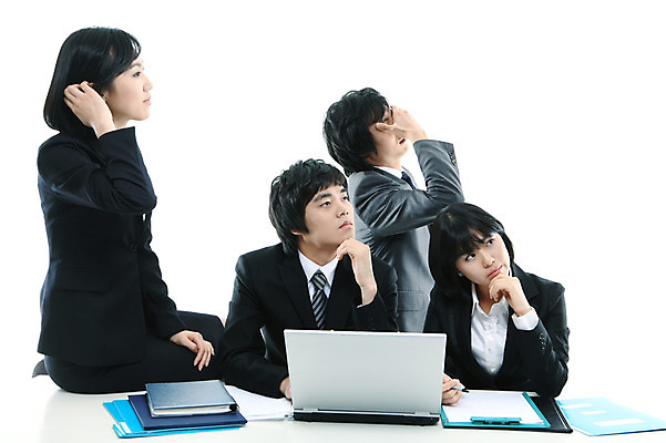 포토 JPG 스튜디오촬영 여자 남자 포즈 생각 비즈니스 모션 탁자 협력 실내 사람 앉기 동양인 정장 손짓 여러명 상반신 20대 성인 비즈니스라이프 노트북 컴퓨터 펜 볼펜 공책 한국인 직장인 비즈니스맨 비즈니스우먼 책상 동료 고민 문서 파일 청년만 성인만 국내포토 직업 라이프스타일 옷 감정 가구 다수 관계 문구용품 인종 청년 내부 전자제품 필기구 파일형식