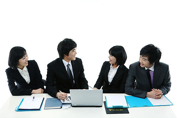 포토 JPG 스튜디오촬영 여자 남자 포즈 비즈니스 모션 탁자 회의 협력 실내 대화 미소 웃음 사람 앉기 동양인 정장 여러명 상반신 20대 성인 비즈니스라이프 노트북 컴퓨터 펜 볼펜 공책 한국인 직장인 비즈니스맨 비즈니스우먼 책상 동료 문서 파일 청년만 성인만 국내포토 직업 라이프스타일 옷 가구 다수 관계 문구용품 표정 말하기 인종 청년 내부 전자제품 필기구 파일형식