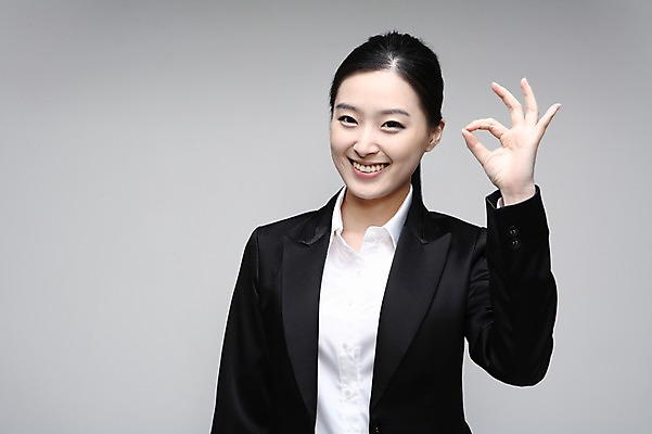 포토 JPG 스튜디오촬영 여자 포즈 비즈니스 모션 실내 한명 미소 웃음 사람 동양인 정장 손짓 상반신 20대 성인 한국인 직장인 비즈니스우먼 OK 여자만 여자한명만 성인여자만 청년만 청년여자만 성인한명만 청년여자한명만 성인여자한명만 성인만 국내포토 직업 1 옷 표정 인종 청년 내부 파일형식