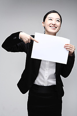 포토 JPG 스튜디오촬영 여자 종이 포즈 비즈니스 모션 실내 한명 미소 웃음 사람 동양인 정장 손짓 20대 성인 한국인 흰색 가리킴 직장인 비즈니스우먼 여자만 여자한명만 성인여자만 청년만 청년여자만 성인한명만 청년여자한명만 성인여자한명만 성인만 국내포토 직업 1 옷 컬러 표정 인종 청년 내부 파일형식