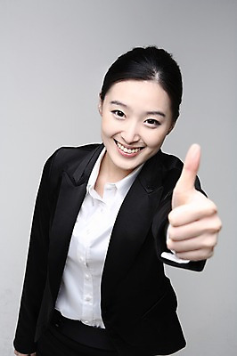 포토 JPG 스튜디오촬영 여자 포즈 비즈니스 모션 실내 한명 미소 웃음 사람 동양인 정장 손짓 상반신 20대 성인 한국인 엄지손가락 최고 직장인 비즈니스우먼 여자만 여자한명만 성인여자만 청년만 청년여자만 성인한명만 청년여자한명만 성인여자한명만 성인만 국내포토 직업 1 옷 손가락 표정 인종 청년 내부 파일형식
