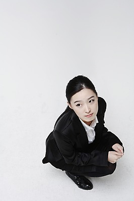 포토 JPG 스튜디오촬영 전신 여자 포즈 비즈니스 모션 실내 표정 피곤 한명 사람 앉기 동양인 정장 20대 성인 하이앵글 한국인 직장인 비즈니스우먼 여자만 여자한명만 성인여자만 청년만 청년여자만 성인한명만 청년여자한명만 성인여자한명만 성인만 국내포토 직업 1 옷 뷰포인트 컨셉 인종 청년 내부 파일형식
