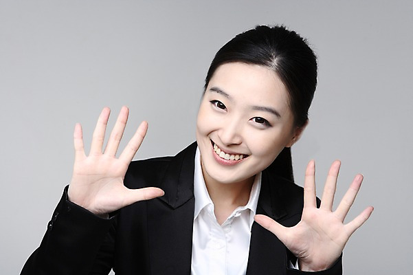 포토 JPG 스튜디오촬영 여자 포즈 비즈니스 모션 실내 한명 미소 웃음 사람 동양인 정장 손짓 상반신 20대 성인 한국인 직장인 비즈니스우먼 여자만 여자한명만 성인여자만 청년만 청년여자만 성인한명만 청년여자한명만 성인여자한명만 성인만 국내포토 직업 1 옷 표정 인종 청년 내부 파일형식