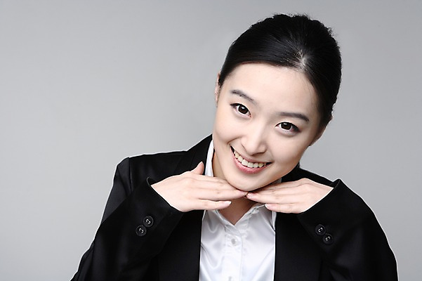 포토 JPG 스튜디오촬영 여자 포즈 비즈니스 모션 실내 표정 한명 미소 웃음 사람 동양인 정장 손짓 상반신 20대 성인 한국인 직장인 비즈니스우먼 여자만 여자한명만 성인여자만 청년만 청년여자만 성인한명만 청년여자한명만 성인여자한명만 성인만 국내포토 직업 1 옷 인종 청년 내부 파일형식