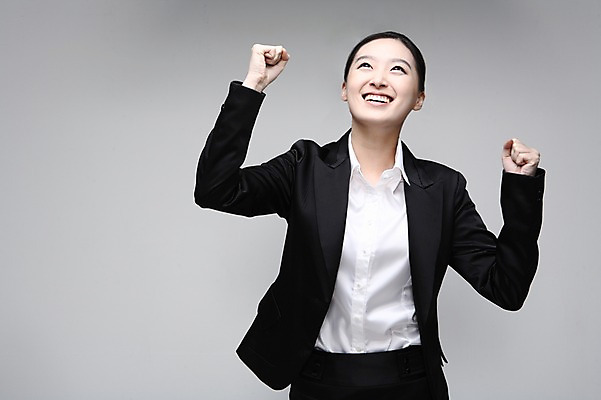 포토 JPG 스튜디오촬영 여자 포즈 비즈니스 모션 성공 실내 한명 미소 웃음 사람 동양인 정장 손짓 상반신 20대 성인 한국인 직장인 비즈니스우먼 즐거움 여자만 여자한명만 성인여자만 청년만 청년여자만 성인한명만 청년여자한명만 성인여자한명만 성인만 국내포토 직업 1 옷 감정 컨셉 표정 인종 청년 내부 파일형식