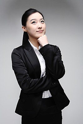 포토 JPG 스튜디오촬영 여자 포즈 생각 비즈니스 모션 실내 표정 한명 사람 동양인 정장 상반신 20대 성인 한국인 직장인 비즈니스우먼 여자만 여자한명만 성인여자만 청년만 청년여자만 성인한명만 청년여자한명만 성인여자한명만 성인만 국내포토 직업 1 옷 인종 청년 내부 파일형식