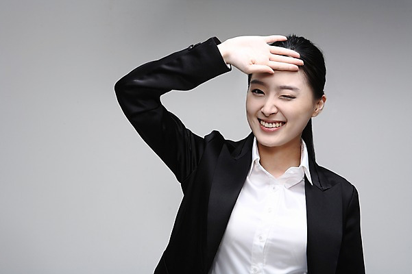 포토 JPG 스튜디오촬영 여자 포즈 비즈니스 모션 실내 한명 미소 웃음 사람 동양인 정장 손짓 상반신 20대 성인 한국인 직장인 비즈니스우먼 여자만 여자한명만 성인여자만 청년만 청년여자만 성인한명만 청년여자한명만 성인여자한명만 성인만 국내포토 직업 1 옷 표정 인종 청년 내부 파일형식