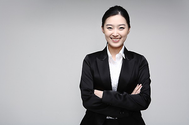 포토 JPG 스튜디오촬영 여자 포즈 비즈니스 모션 실내 한명 미소 웃음 사람 동양인 정장 상반신 20대 성인 팔짱 한국인 직장인 비즈니스우먼 여자만 여자한명만 성인여자만 청년만 청년여자만 성인한명만 청년여자한명만 성인여자한명만 성인만 국내포토 직업 1 옷 표정 인종 청년 내부 파일형식